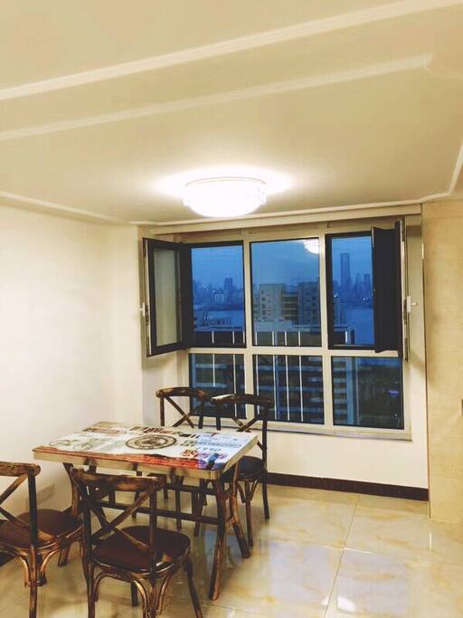 楼下是宽敞的客厅,可以看看书、聊聊天、边观海景边休息,感觉很美的。