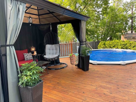 The Executive Dollhouse w/POOL & (4-season)HOT TUB