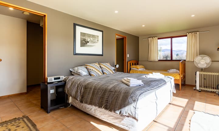 Super King Size Bed and 1x Single bed with ensuite