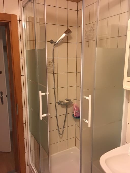 Salle de bain avec douche