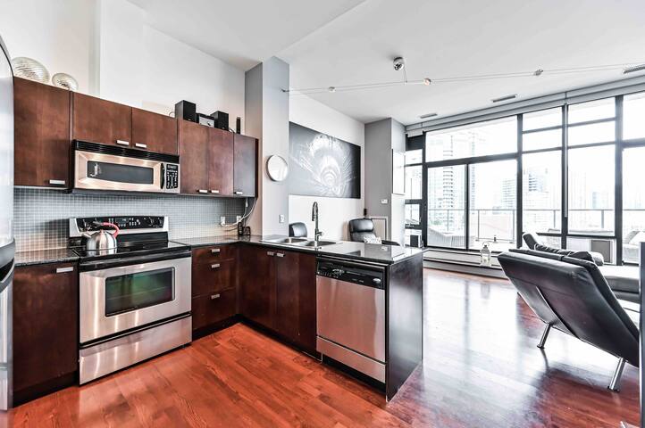 Penthouse Loft – CN Tower/Lake View gallery image 5