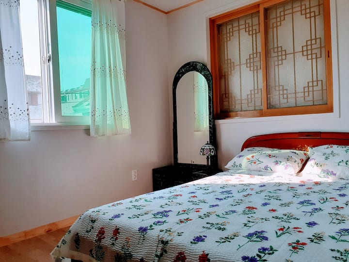 Dhoma 202. Dhoma restauroi shumë atmosfera të viteve '70. Fotografi të shkëlqyera.