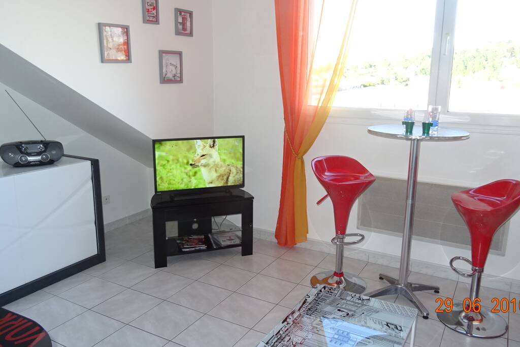 Espace salon avec télévision