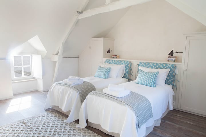 غرفة 4 - 2 سرير واحد يمكن أن تكون مصنوعة في سرير مزدوج عند الطلب  (حمام مشترك مع دش، مرحاض مستقل)