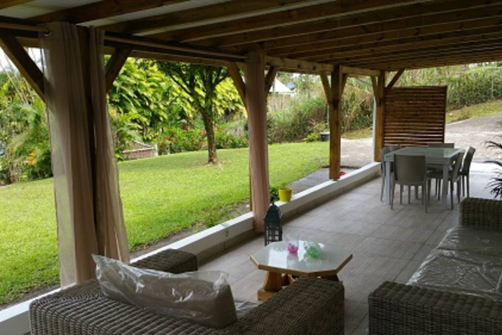 vue terrasse et entrée