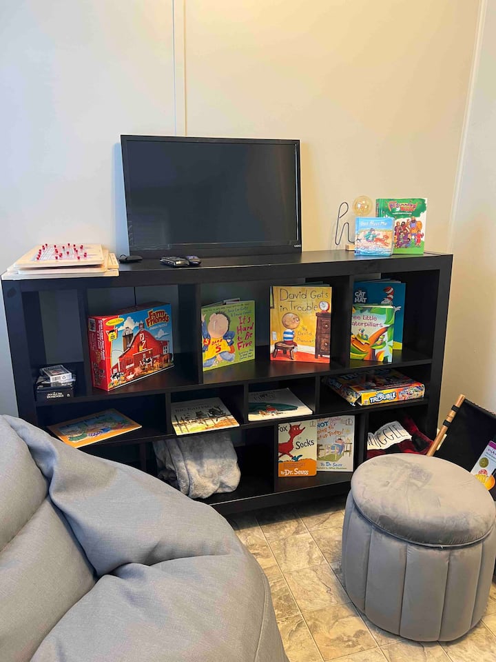 Área para niños en el tercer dormitorio. 
Televisión inteligente para streaming.