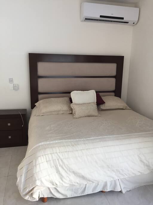 Bed.
Cama.