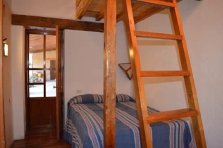 חדר "Dainzú" 

מיטה זוגית וטאפו (מיטת קומותיים) עם מזרן יחיד. אידיאלי לשניים או לזוג ולאדם על הסטנקו.