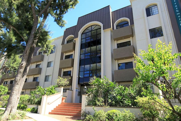 1/1 Walk to UCLA! Westwood Vacation Home w Parking