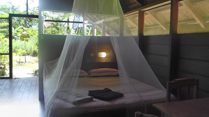 จากเตียงควีนไซส์ไปยังระเบียงในสองขั้นตอน