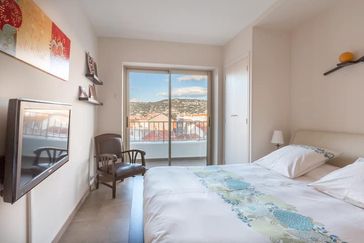 Спална соба 2 со балкон и поглед на планина. Многу тивок, голем плакар.