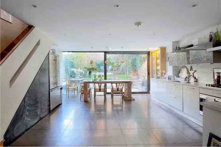 4 storey family town house close to city centre gallery image 3