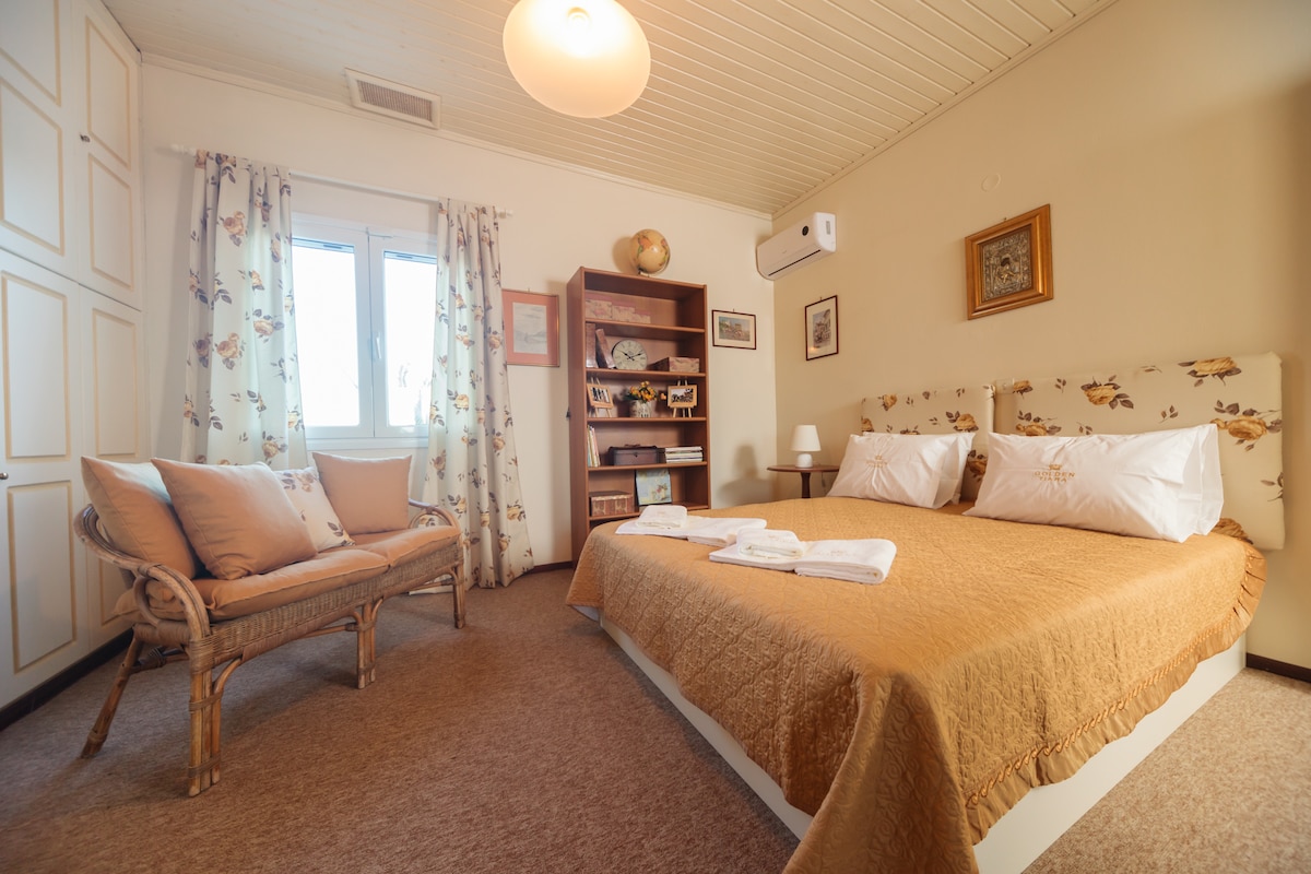 Chumba cha wageni cha kahawia.