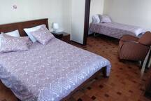 Quarto com cama de casal e cama de solteiro