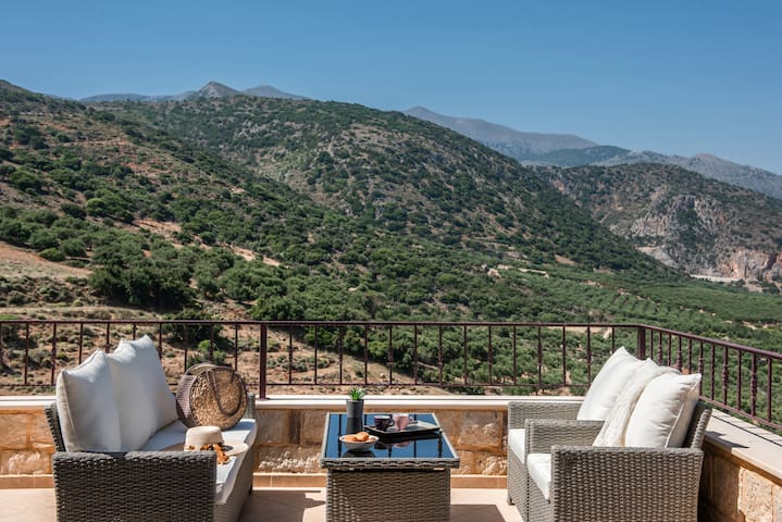 Villa Elisavet – beautiful house + amazing views! gallery image 5