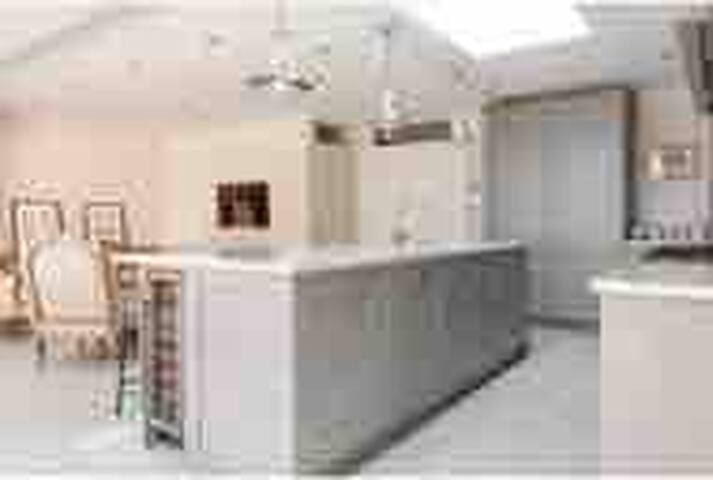 Whole house & parking, large 4 bedrooms gallery image 4