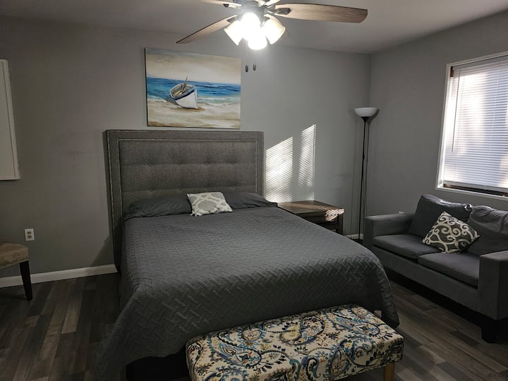 Dhomë gjumi kryesore. Krevat dopio "queen". Ka banjën, dollapin dhe një ventilator tavani.