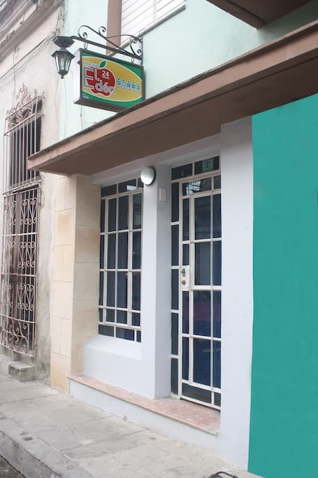 Fachada del Hostal