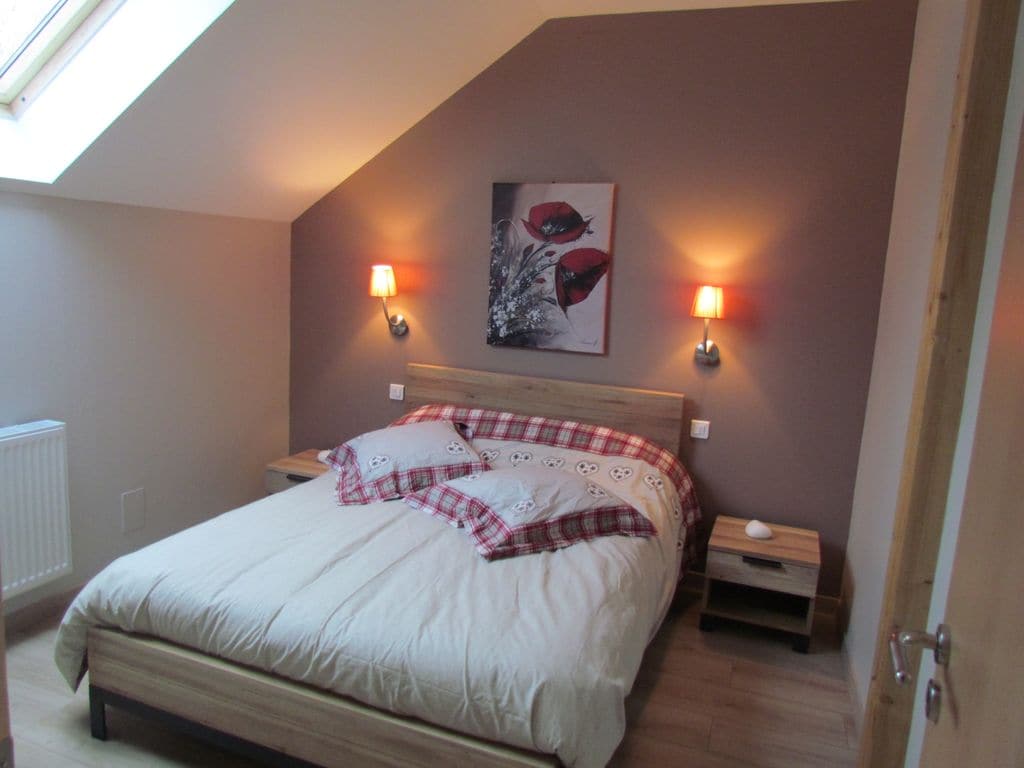 Un segundo dormitorio con armario pequeño y cuna plegable.