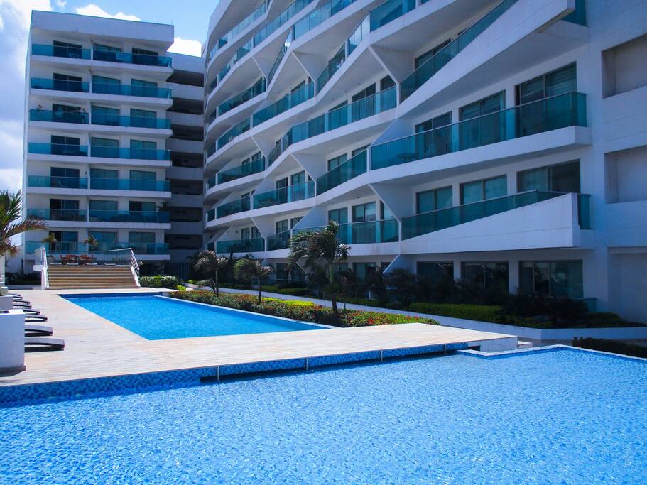 Residencia de lujo con piscina y vista al mar