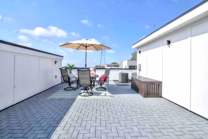 TWO LUXURIOUS townhome🏅2 Rooftop/15 Beds/Sleep 20+ gallery image 2