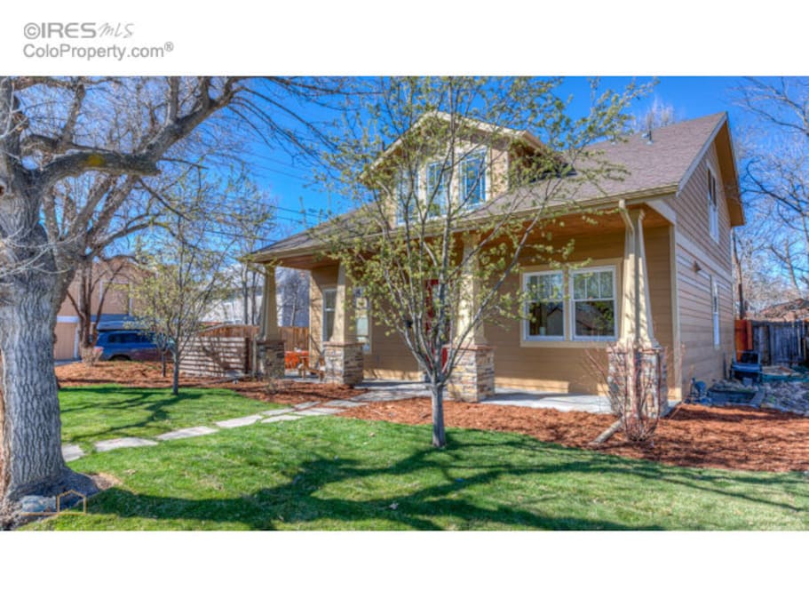 Absolutely adorable curb appeal