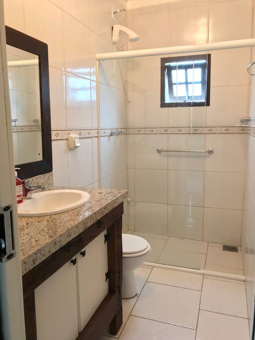 Banheiro com ducha elétrica