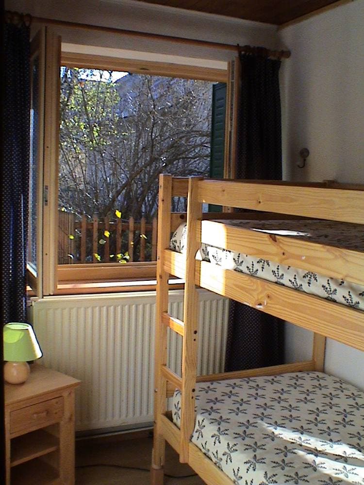 חדר עם נוף לגינה ולמרפסת, חשיפה מזרחית