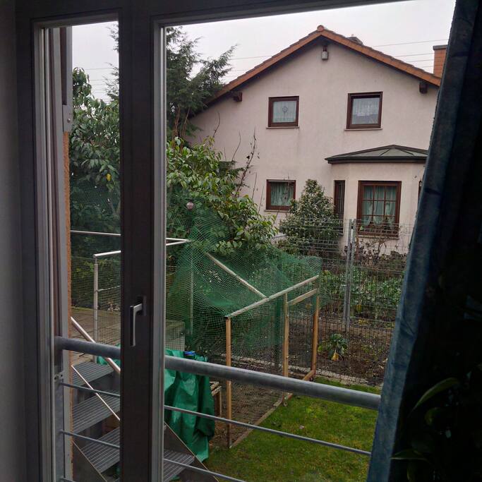 Blick aus dem Gästezimmer auf den Garten