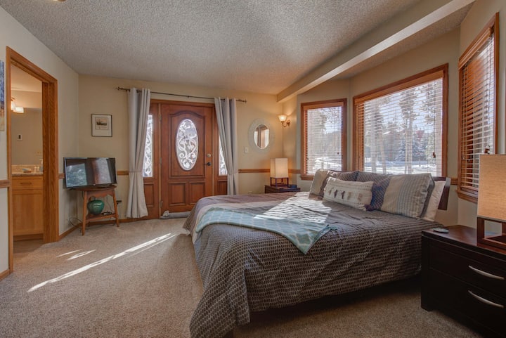 ห้องนอนใหญ่มีทางเข้าส่วนตัวจากลานจอดรถด้านข้าง