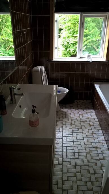 Bath/toilet