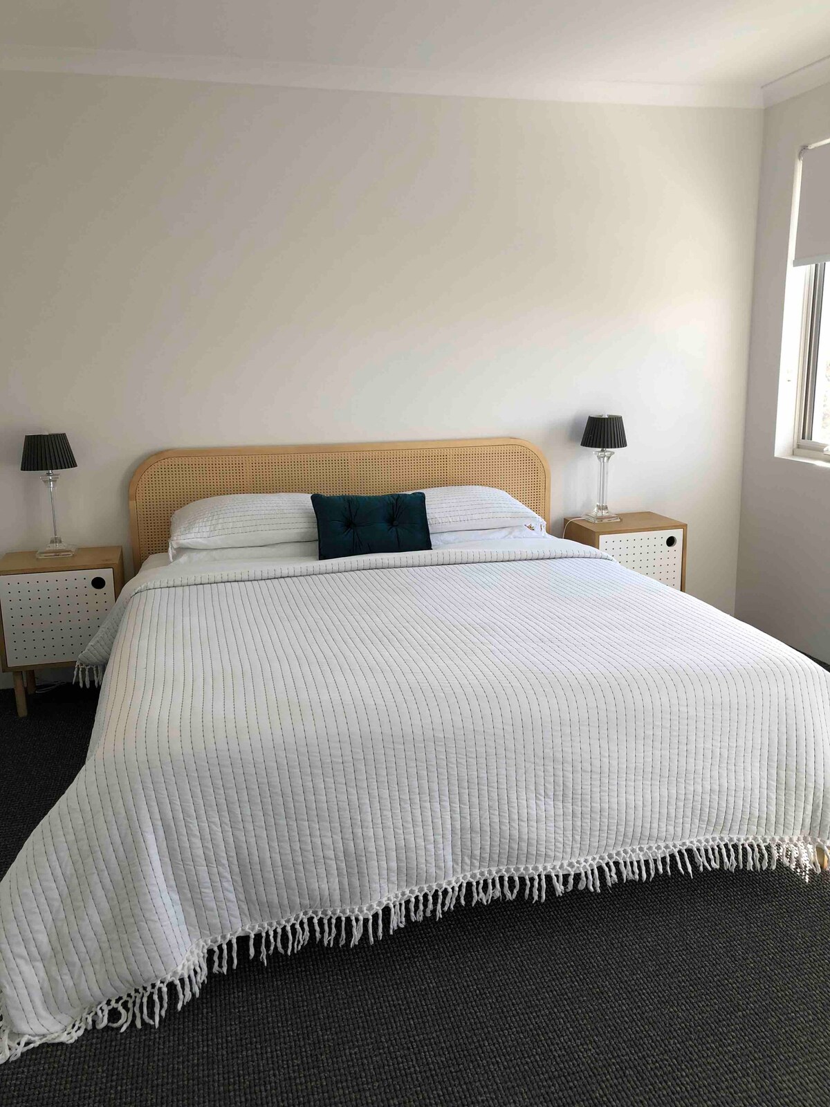 جناح رئيسي بسرير بحجم كبير. 
غرفة النوم الرئيسية في الطابق العلوي 