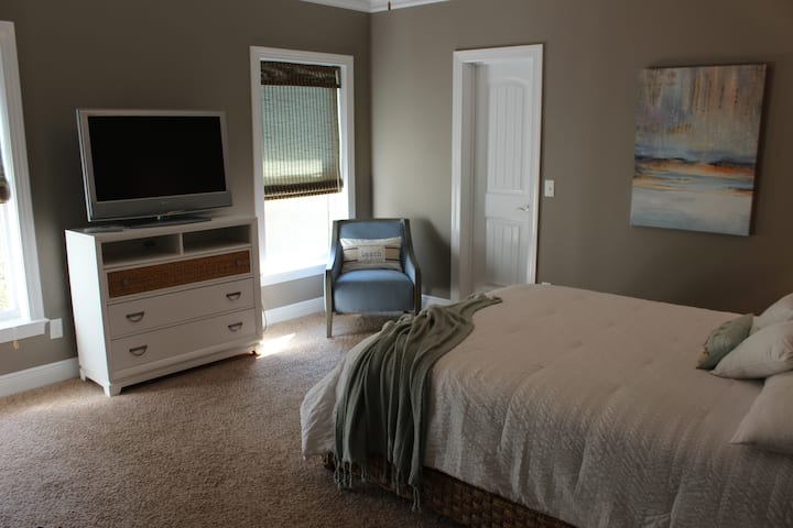 חדר שינה ראשי בקומה הראשונה