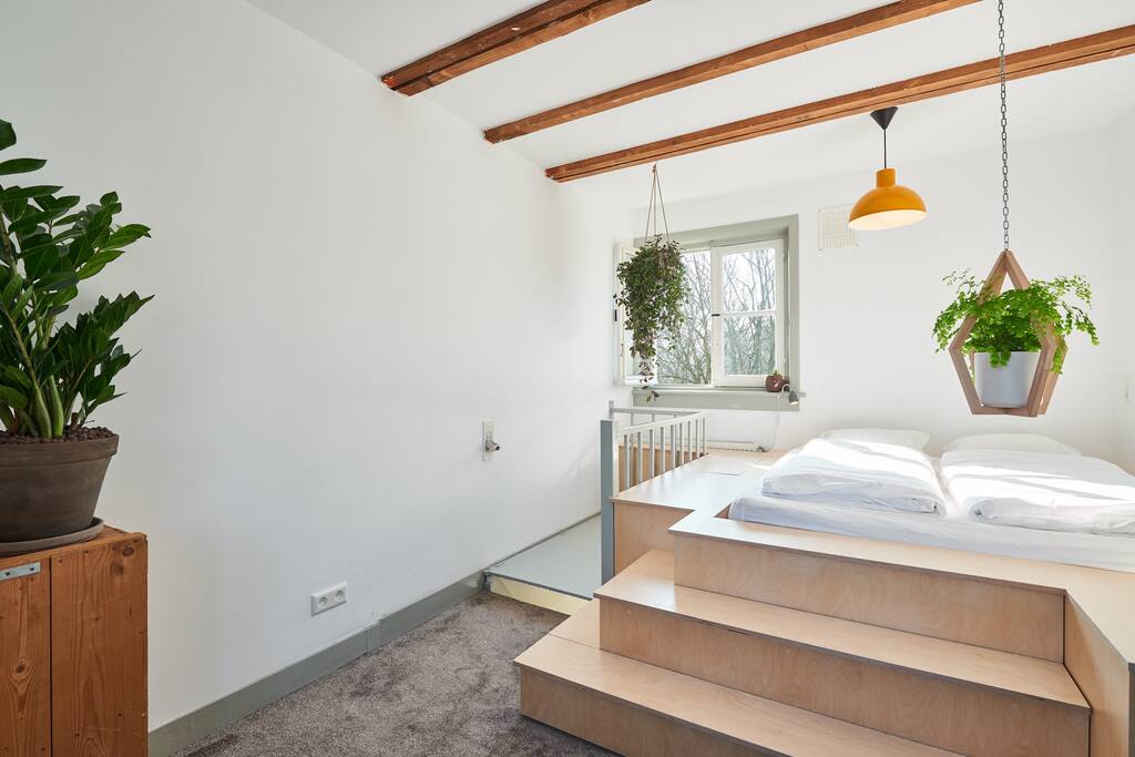 Enjoy a good night's sleep on the comfortably firm Auping brand mattress in the bedroom upstairs.