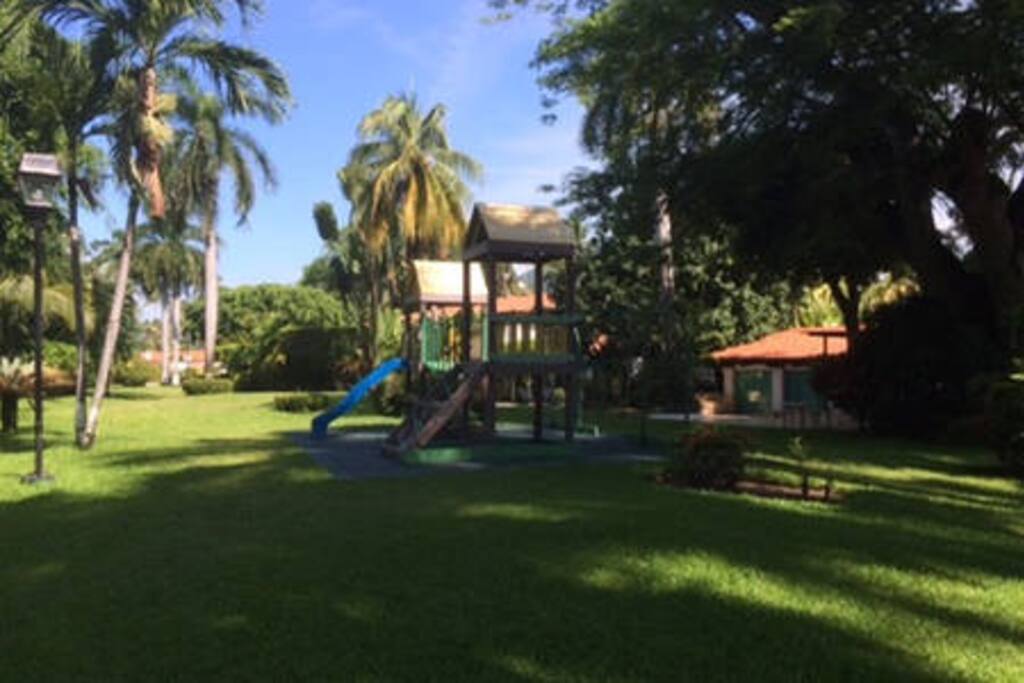 Juegos de niños del condominio.