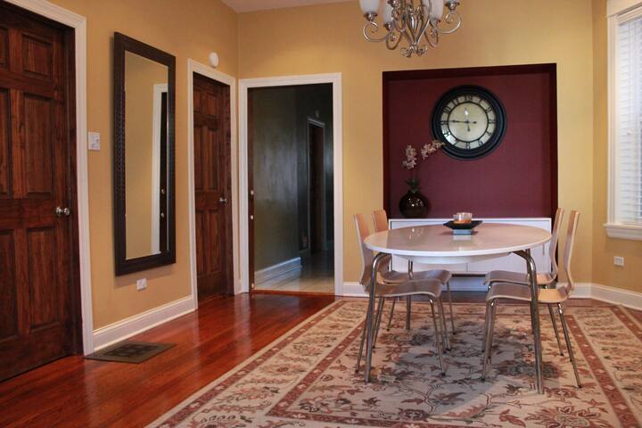 Spacious 5-BR home next to transit! Great area! gallery image 5