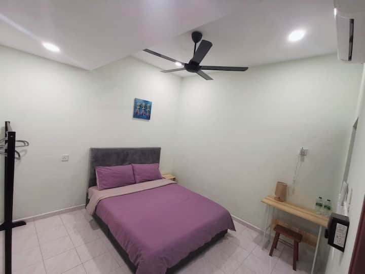 Საძინებელი 1: ლავანდის ტილოს ნახატი აღჭურვილია საყოფაცხოვრებო პირობებით - კონდიციონერით, ჭერის ვენტილატორით, საწოლისპირა მაგიდით, აქანდაზით და ა.შ. 