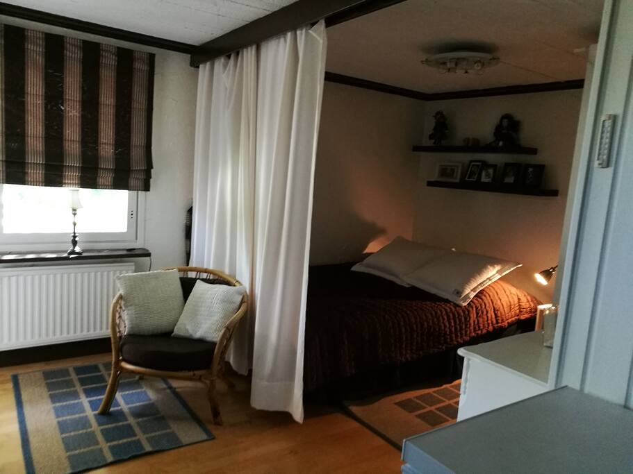 The 140 cm wide bed and a sitting corner