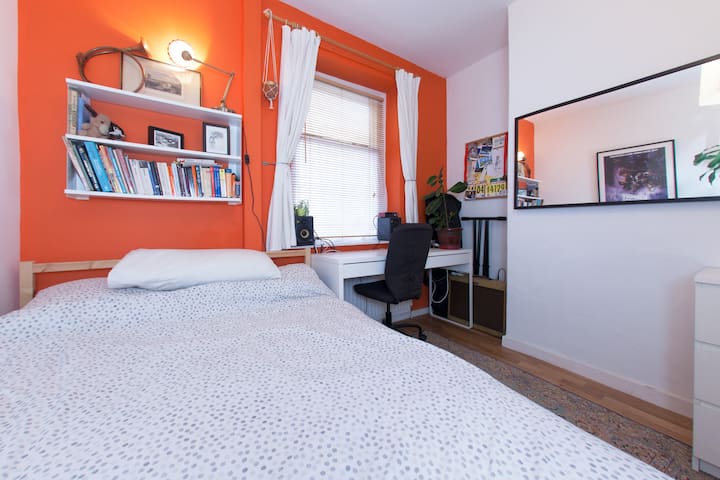 Útulná spálňa s manželskou posteľou a písacím stolom