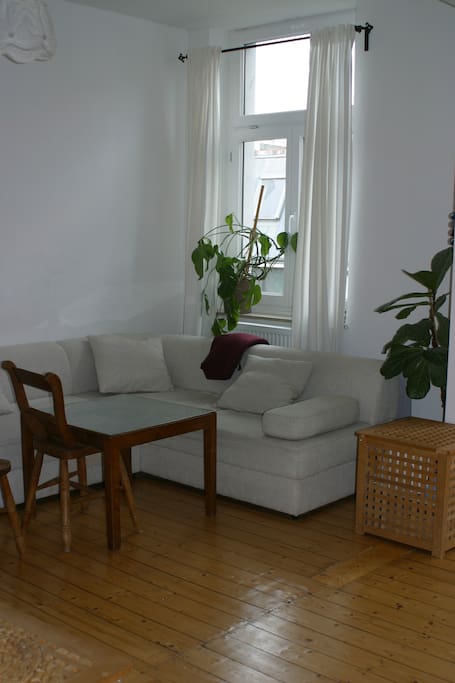 Wohnzimmer mit der sehr gemütlichen Couch