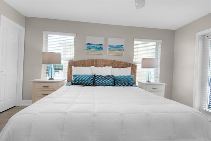 Segundo piso. Dormitorio 3. Foto 1. Suite tamaño king con baño completo privado y balcón con vistas al mar.