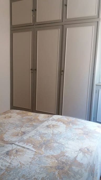 Armário com 1 porta disponível para suas coisas