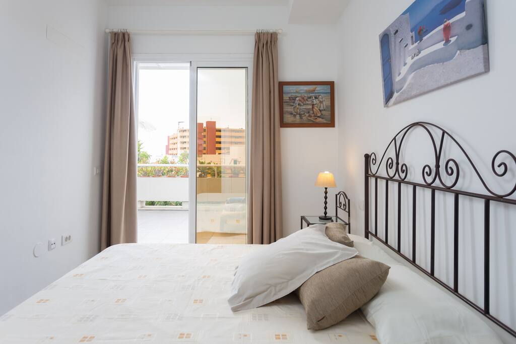dormitorio principal con acceso a la terraza