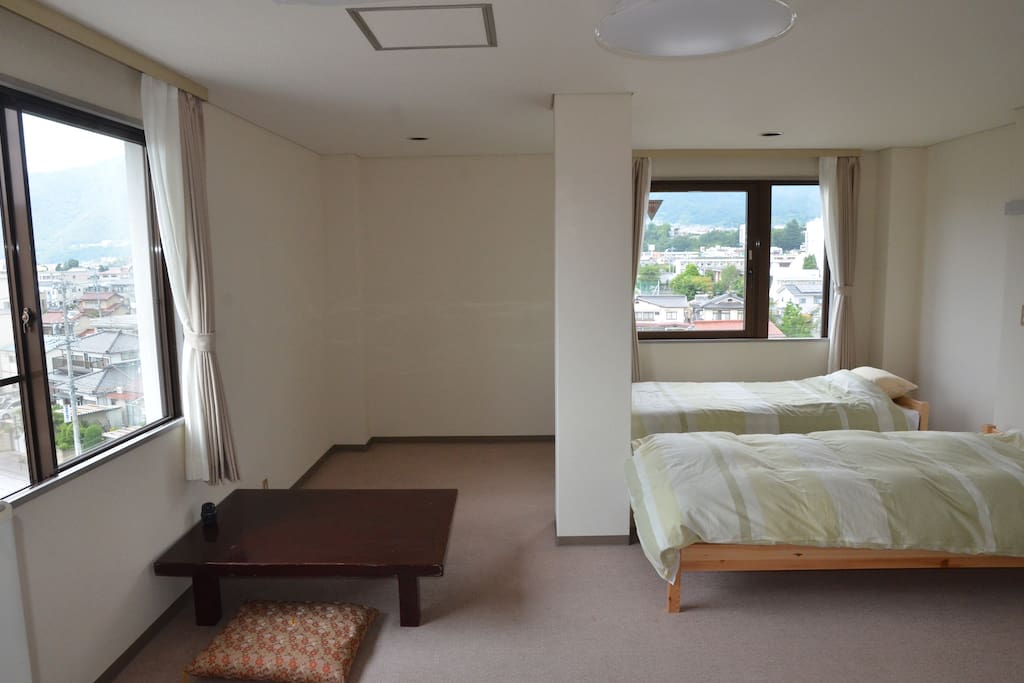 広々とした室内。窓からは、近くに山並みが見えます。5階のお部屋なので景色が良いです。