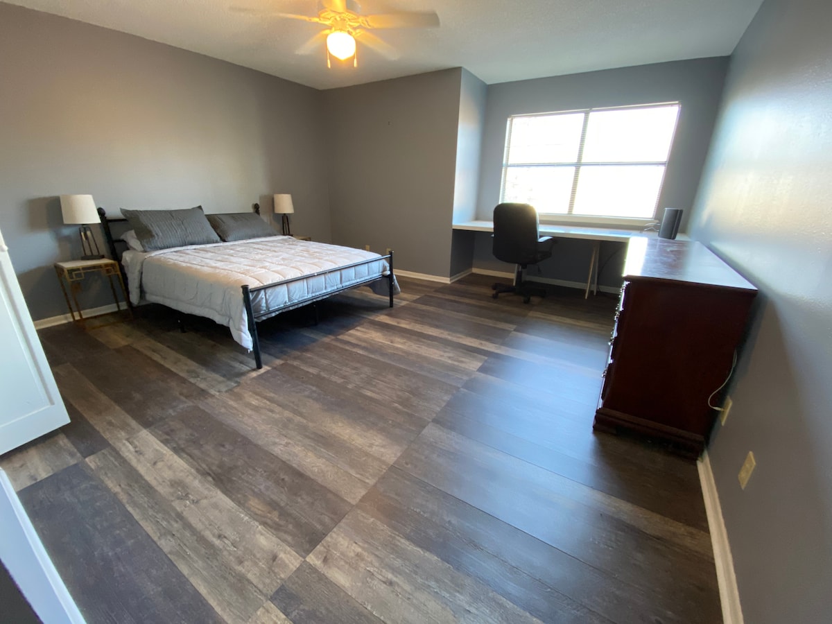 Голема спална соба со вграден работен простор