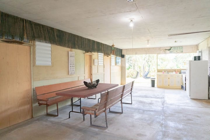 房源下方有一张长桌和公共区域，可供7号和8号房间享受乡村风情。由于这是共用空间，请始终保持所有区域干净整洁。 