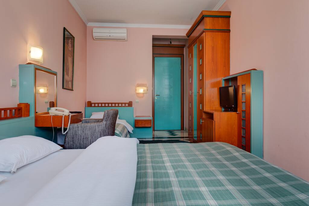 The guests have at their disposal a wardrobe as well as AC, cable channels on TV and free Wi Fi.