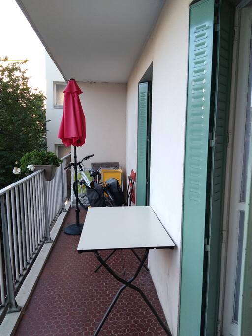 balcon 10 m2 donnant sur cour. Très calme. Barbecue électrique. Exposition sud/ouest.