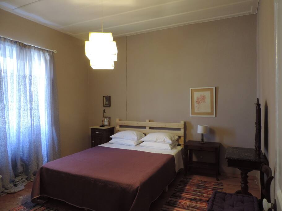 Ein grosses Schlafzimmer mit Blick auf Innenhof