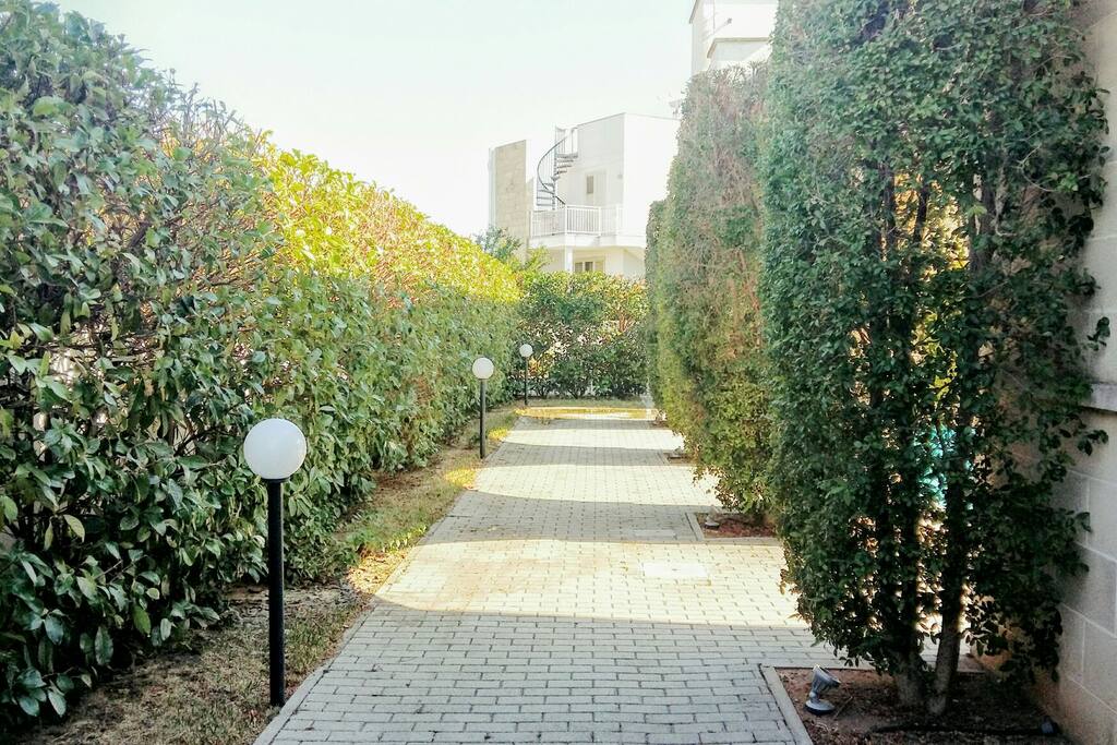 Vialetto comune di ingresso al Residence